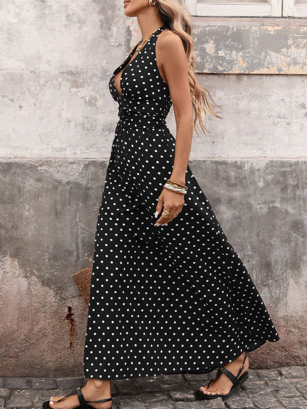 Letnia sukienka maxi w groszki z dekoltem halter