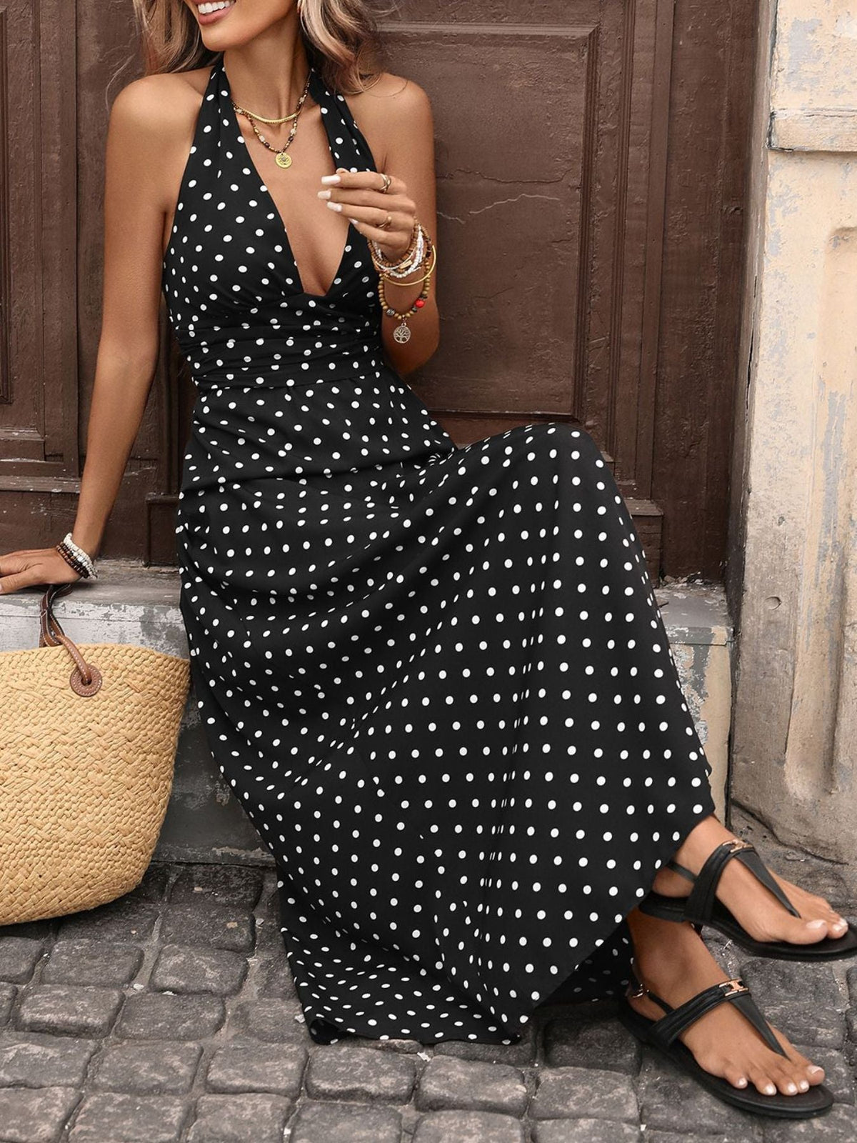 Letnia sukienka maxi w groszki z dekoltem halter