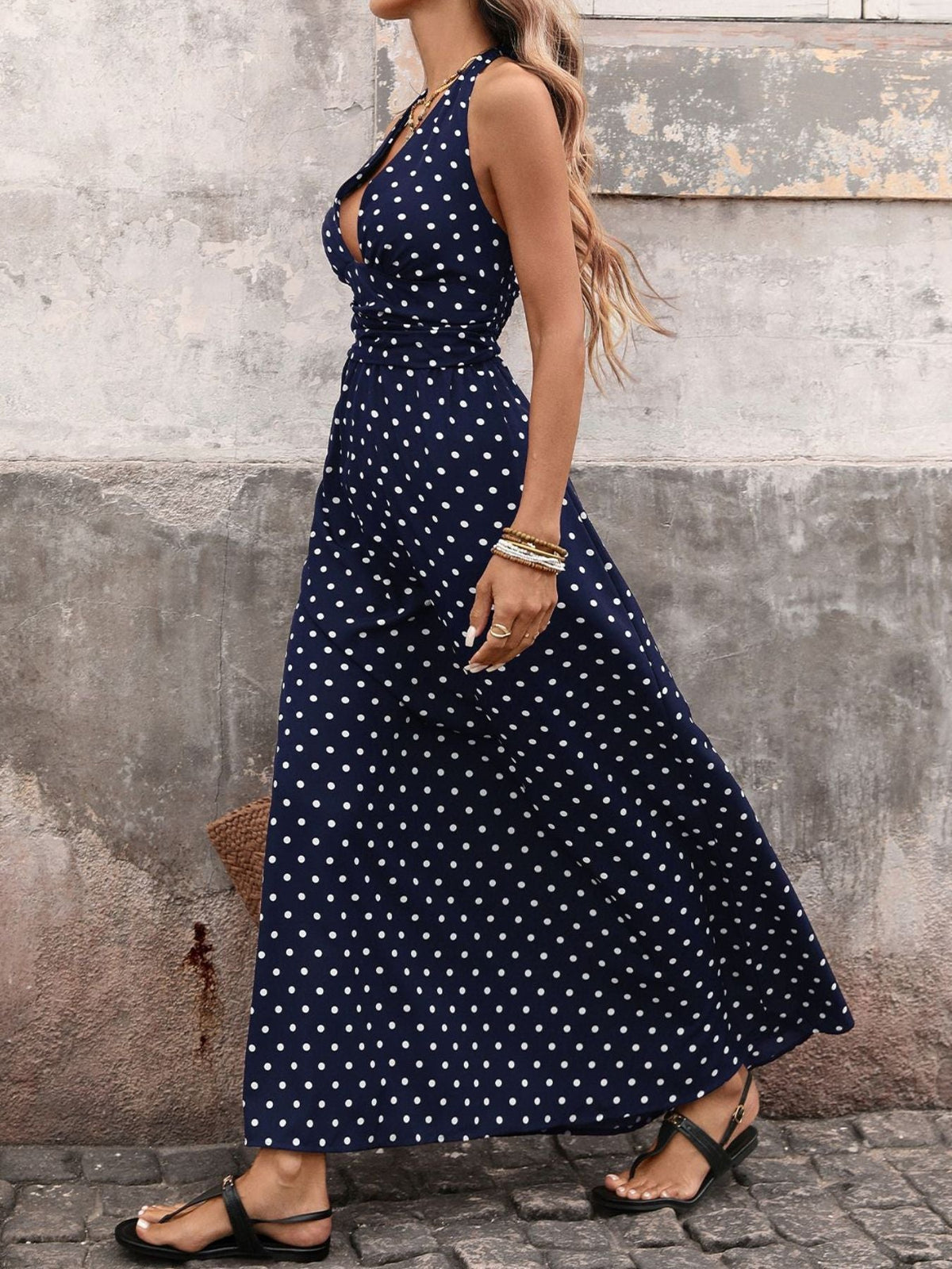 Letnia sukienka maxi w groszki z dekoltem halter