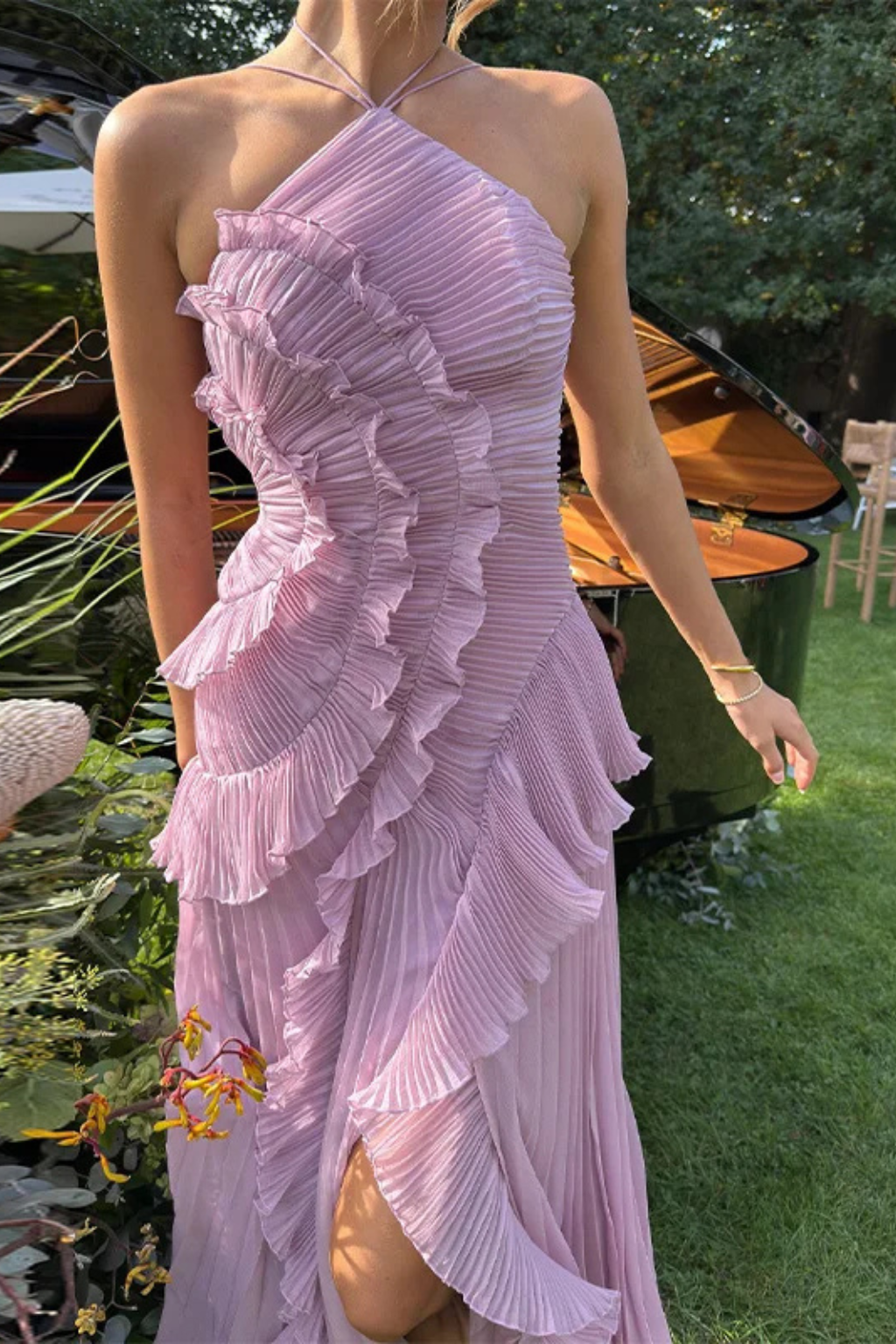 Elegancka letnia sukienka maxi z wiązaniem na szyi i odkrytymi plecami