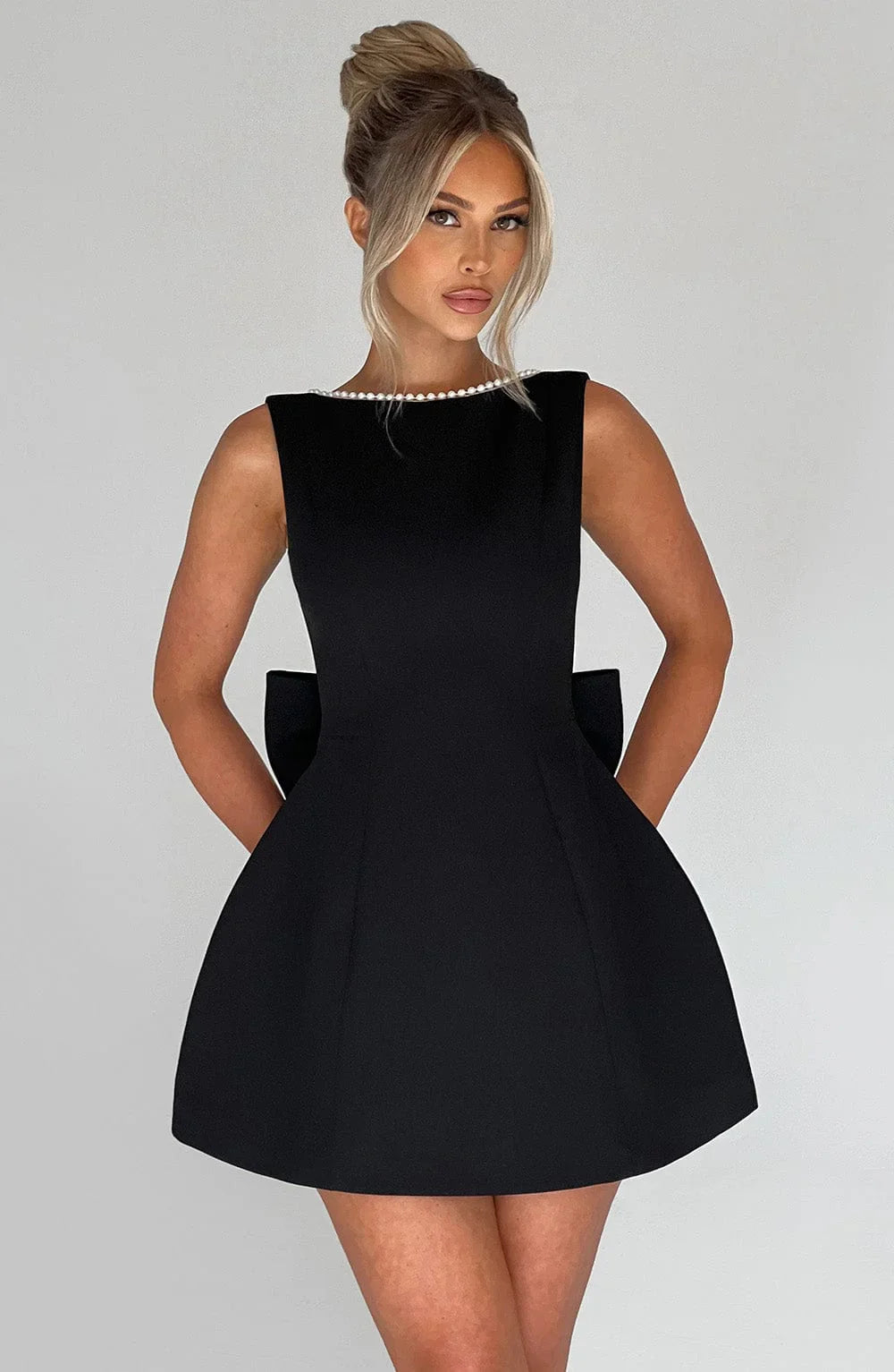 Krótka elegancka sukienka damska z kokardą na wesele i wieczór