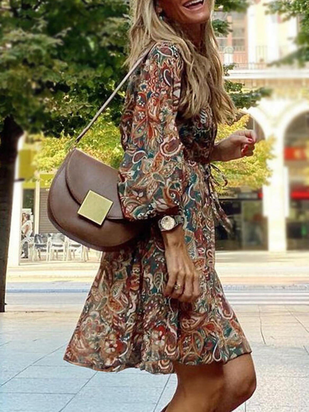 Letnia sukienka mini z nadrukiem paisley i bufiastymi rękawami